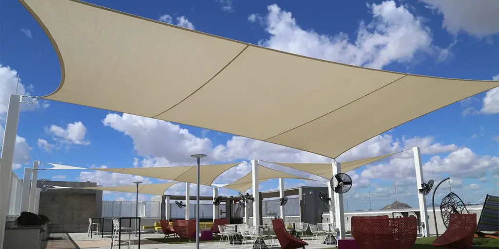 Tại sao bạt căng kiến trúc bị xệ khi mưa lớn?