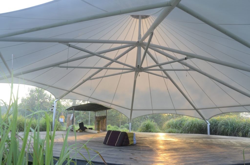 Hướng nắng ảnh hưởng thế nào đến thiết kế mái bạt căng?